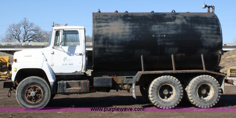 image for item 4792 1986 Ford L8000 water truck
