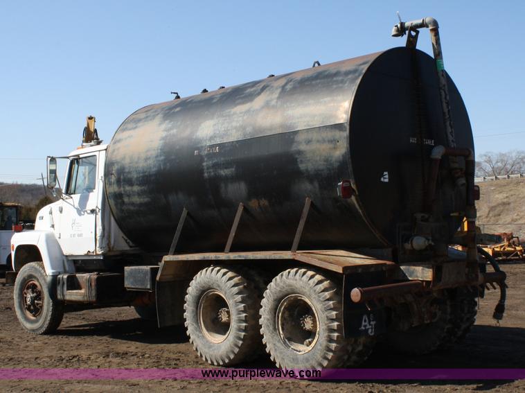 image for item 4792 1986 Ford L8000 water truck