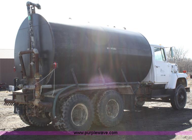 image for item 4792 1986 Ford L8000 water truck
