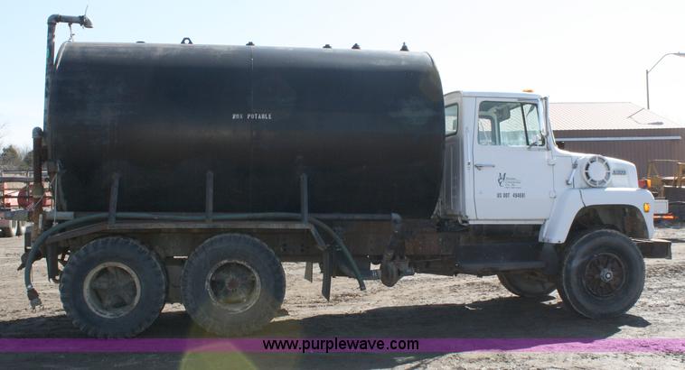 image for item 4792 1986 Ford L8000 water truck