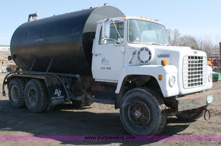 image for item 4792 1986 Ford L8000 water truck