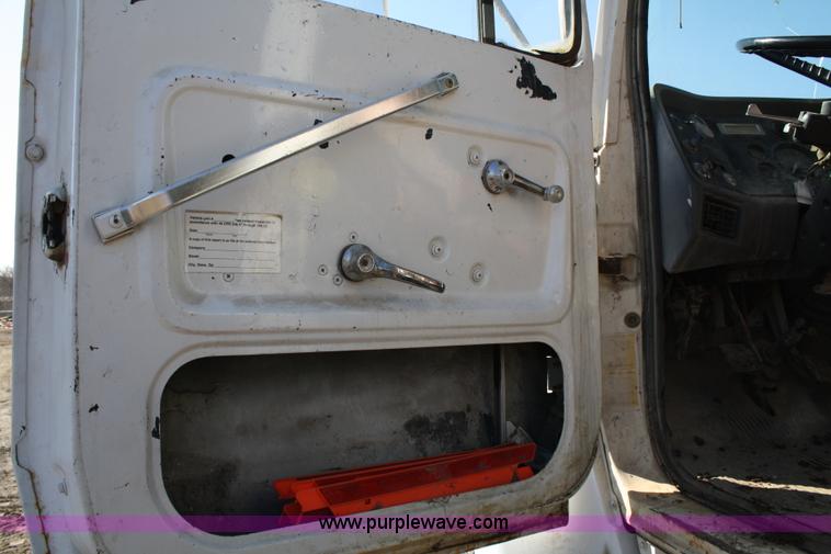 image for item 4792 1986 Ford L8000 water truck