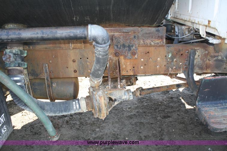 image for item 4792 1986 Ford L8000 water truck