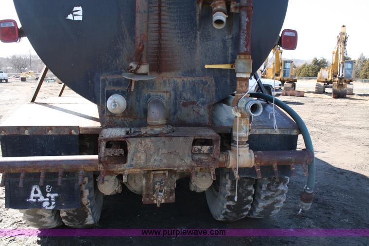 image for item 4792 1986 Ford L8000 water truck