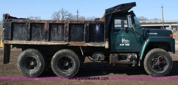 image for item 4793 1978 International Loadstar 1700 dump truck
