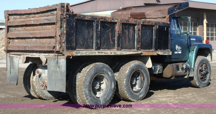 image for item 4793 1978 International Loadstar 1700 dump truck