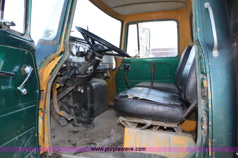 image for item 4793 1978 International Loadstar 1700 dump truck