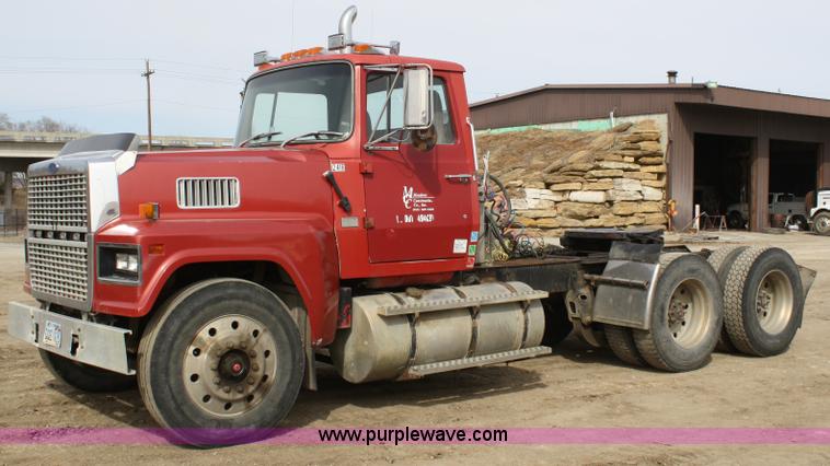 image for item 4911 1988 Ford LTL9000 semi truck