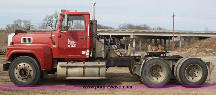 image for item 4911 1988 Ford LTL9000 semi truck