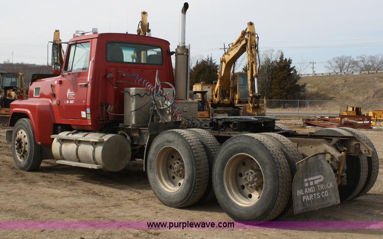 image for item 4911 1988 Ford LTL9000 semi truck