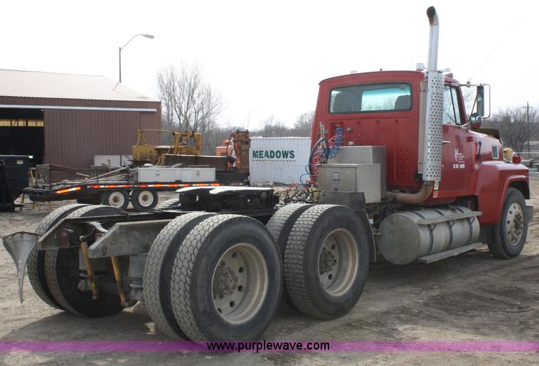 image for item 4911 1988 Ford LTL9000 semi truck