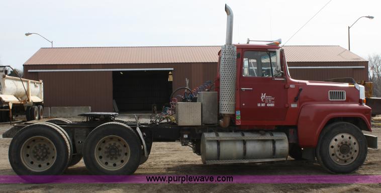 image for item 4911 1988 Ford LTL9000 semi truck