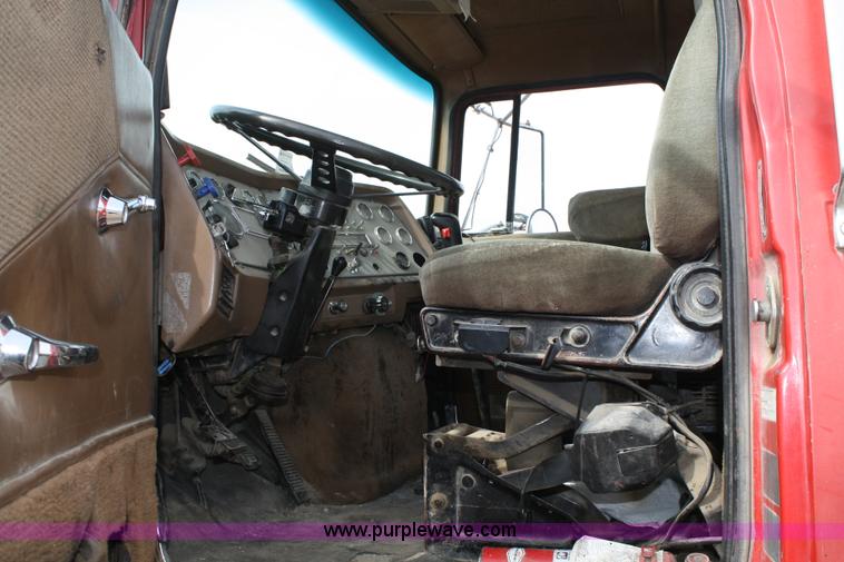 image for item 4911 1988 Ford LTL9000 semi truck