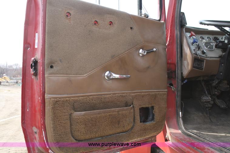 image for item 4911 1988 Ford LTL9000 semi truck