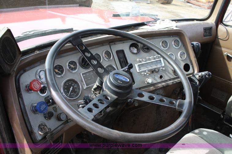 image for item 4911 1988 Ford LTL9000 semi truck