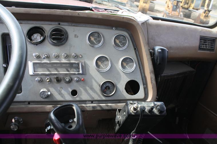 image for item 4911 1988 Ford LTL9000 semi truck