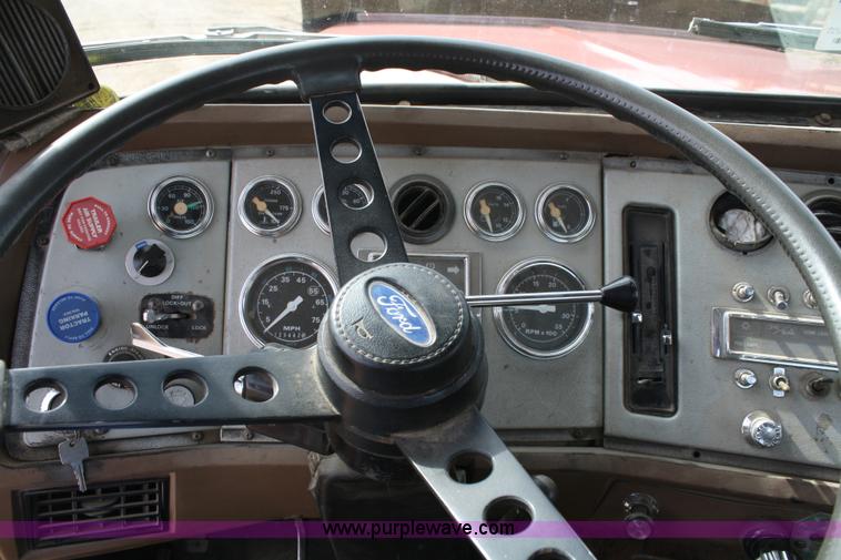 image for item 4911 1988 Ford LTL9000 semi truck