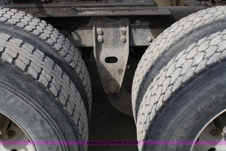 image for item 4911 1988 Ford LTL9000 semi truck