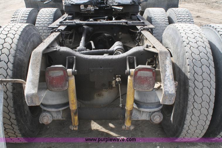 image for item 4911 1988 Ford LTL9000 semi truck