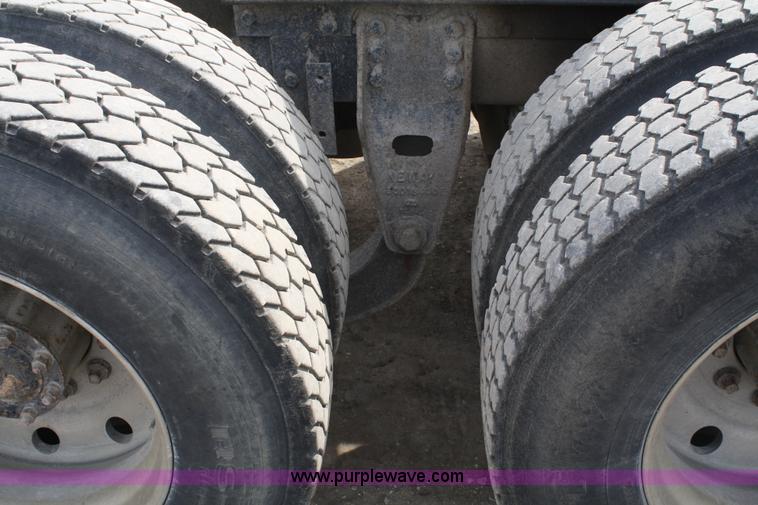 image for item 4911 1988 Ford LTL9000 semi truck