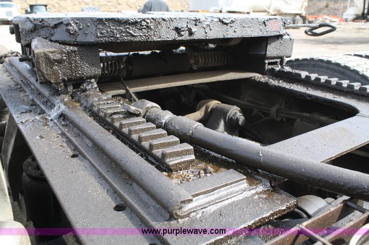 image for item 4911 1988 Ford LTL9000 semi truck