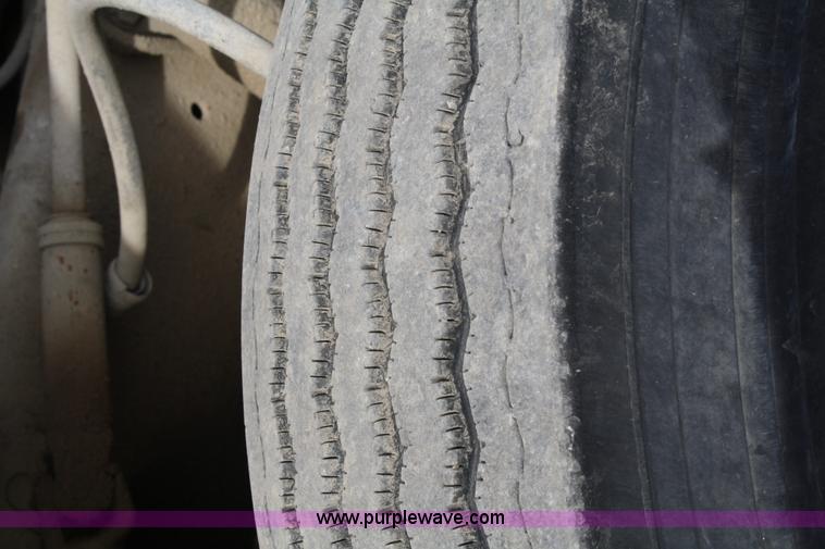 image for item 4911 1988 Ford LTL9000 semi truck