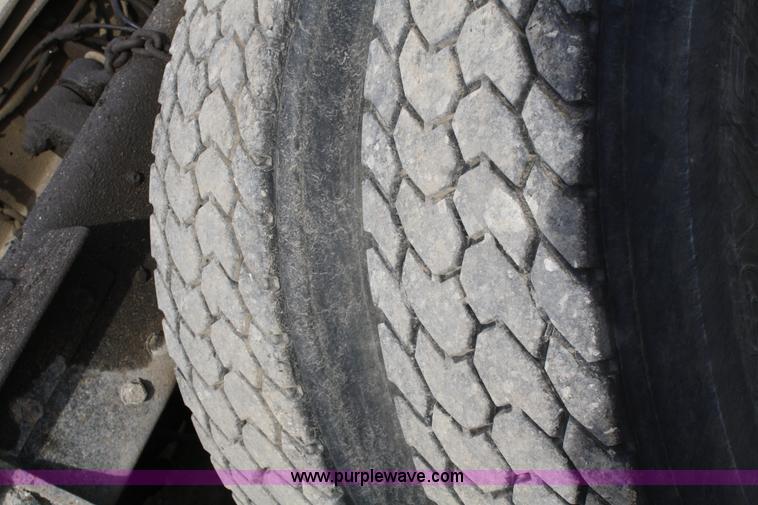 image for item 4911 1988 Ford LTL9000 semi truck