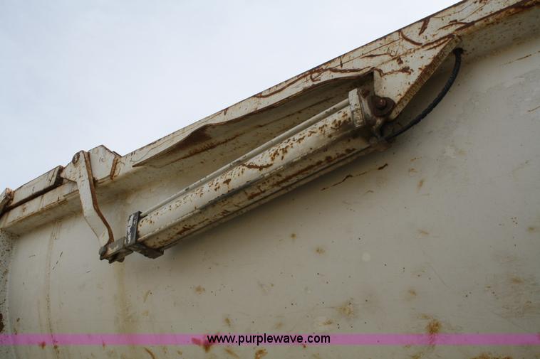 image for item 4912 1998 Travis 26' end dump trailer