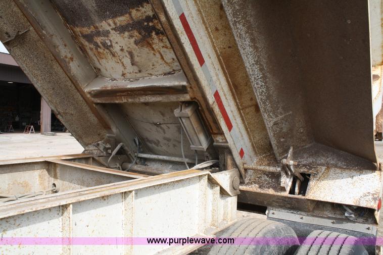 image for item 4912 1998 Travis 26' end dump trailer