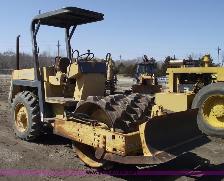 image for item 5587 Bomag 142 PDB-2 sheeps foot roller