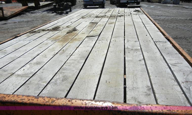 image for item 8542 2001 Redi Haul trailer