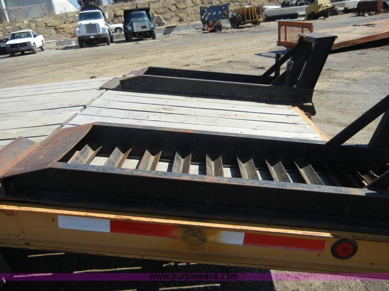image for item 8542 2001 Redi Haul trailer