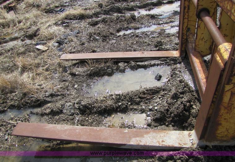 image for item 8650 Wheel loader fork attachment