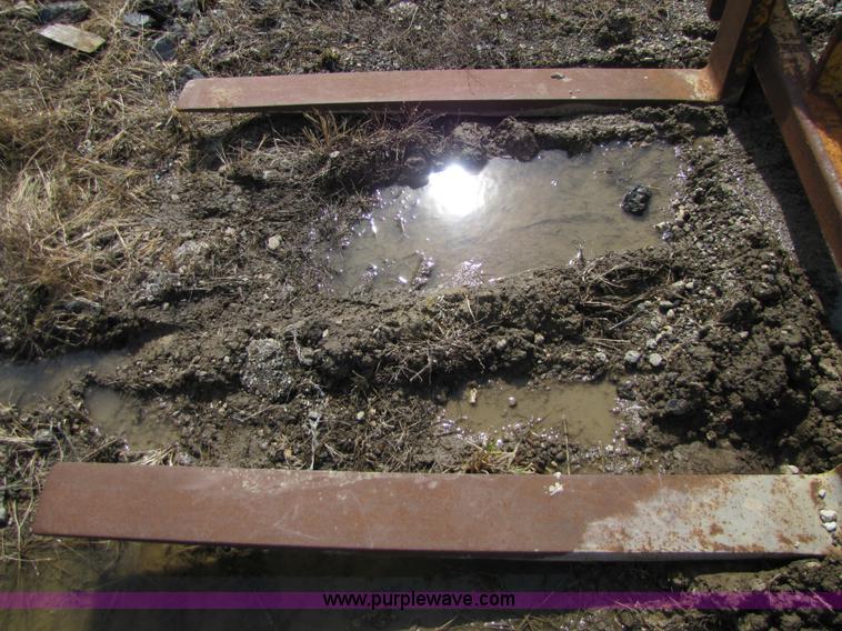 image for item 8650 Wheel loader fork attachment