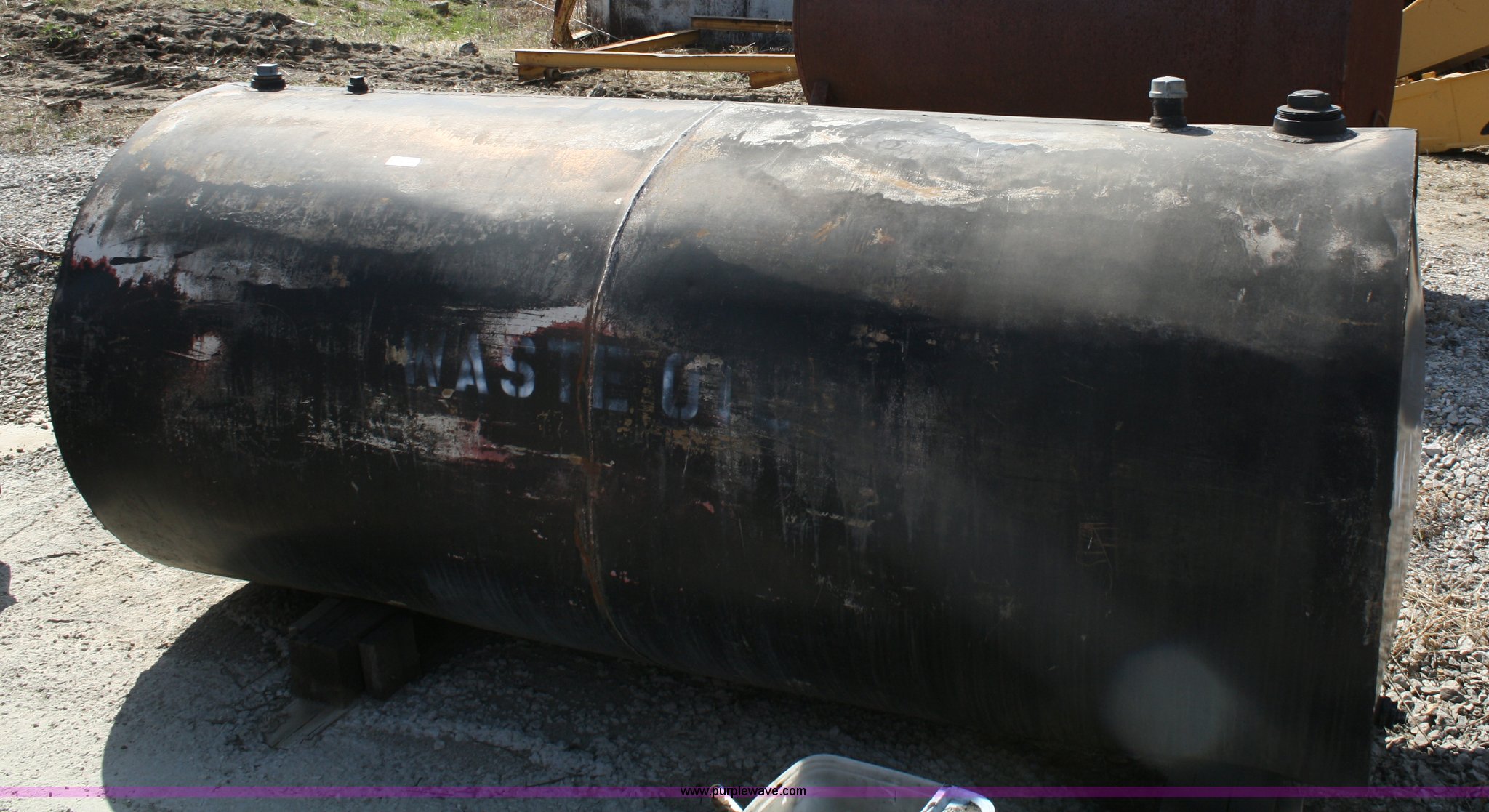 500 gallon waste oil tank in Tonganoxie, KS Item 5067 sold Purple Wave