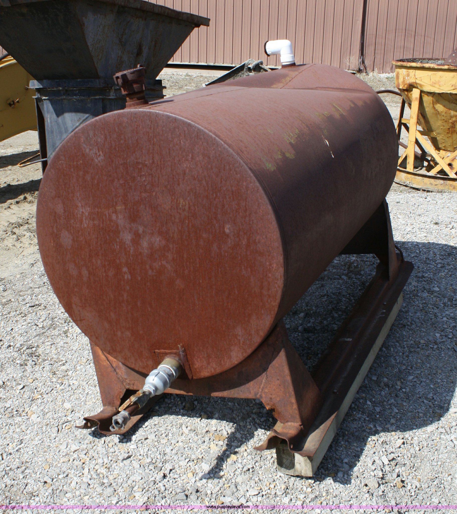 500 gallon waste oil tank in Tonganoxie, KS Item 5067 sold Purple Wave