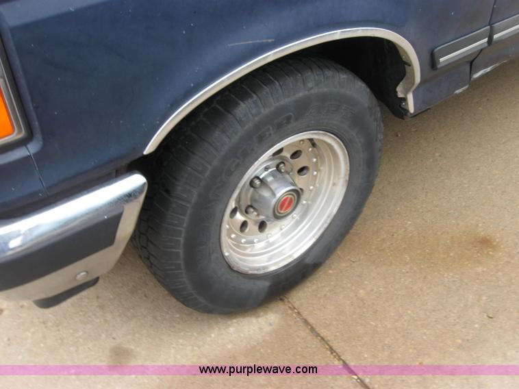 image for item 2325 1991 Ford F150 XLT Lariat pickup truck