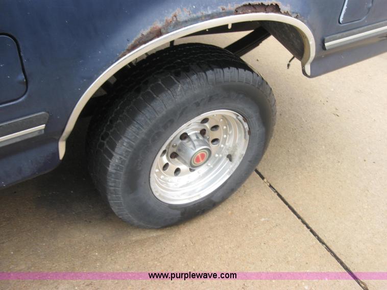 image for item 2325 1991 Ford F150 XLT Lariat pickup truck