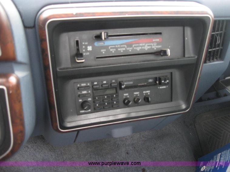 image for item 2325 1991 Ford F150 XLT Lariat pickup truck