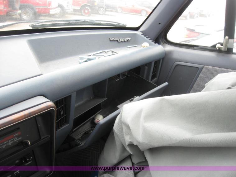 image for item 2325 1991 Ford F150 XLT Lariat pickup truck