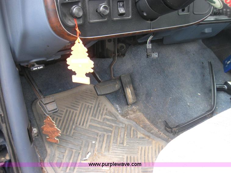 image for item 2325 1991 Ford F150 XLT Lariat pickup truck