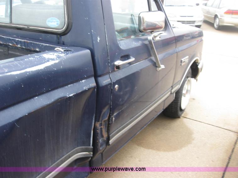image for item 2325 1991 Ford F150 XLT Lariat pickup truck