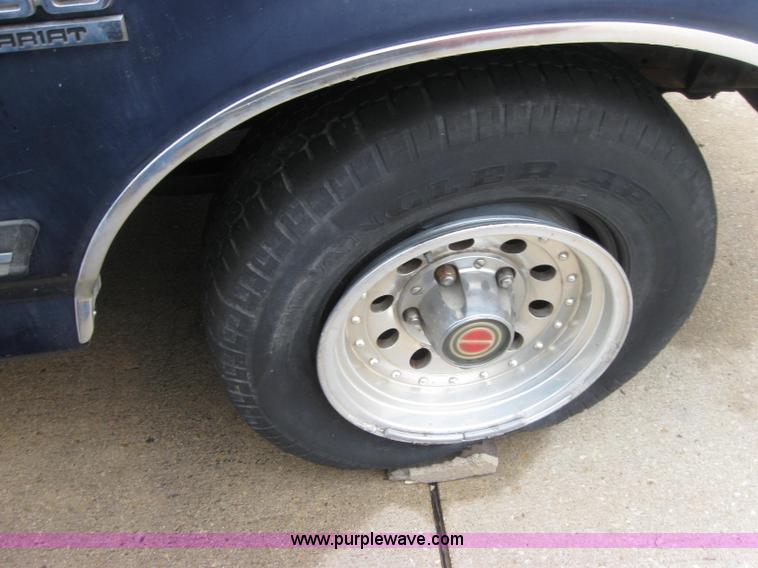 image for item 2325 1991 Ford F150 XLT Lariat pickup truck