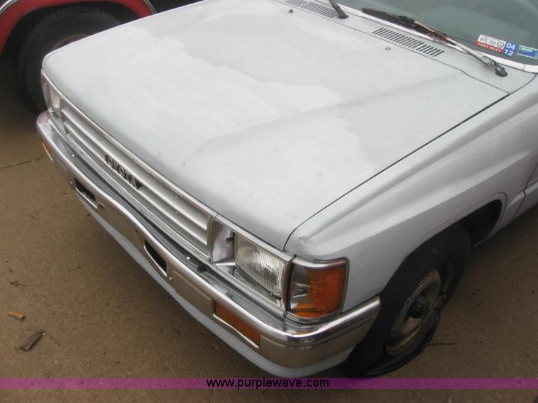 image for item 2338 1987 Toyota pickup truck
