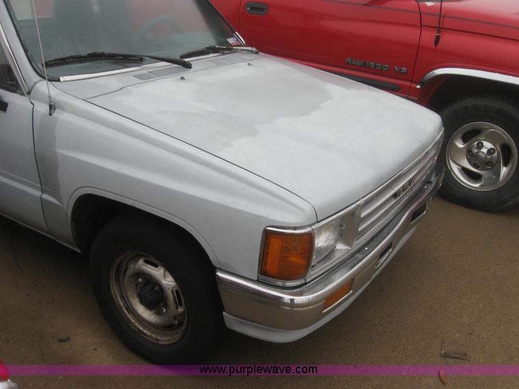 image for item 2338 1987 Toyota pickup truck
