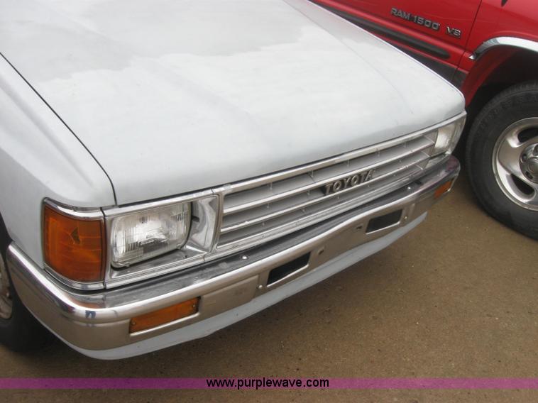 image for item 2338 1987 Toyota pickup truck