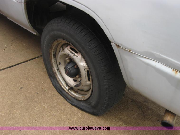 image for item 2338 1987 Toyota pickup truck