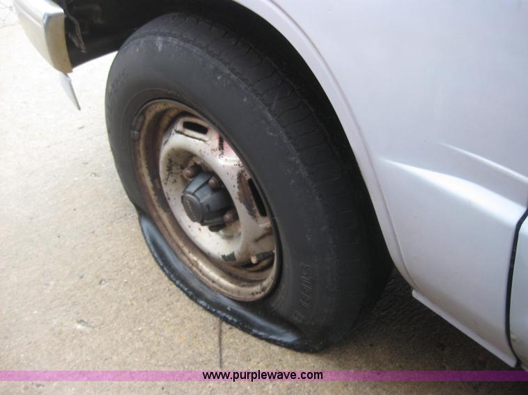 image for item 2338 1987 Toyota pickup truck