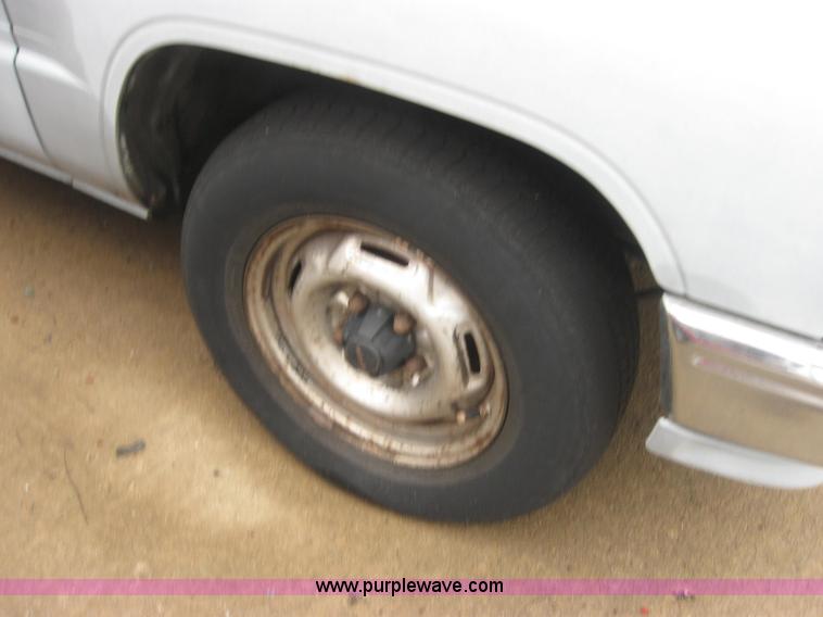 image for item 2338 1987 Toyota pickup truck