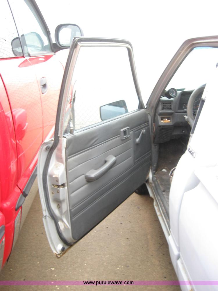 image for item 2338 1987 Toyota pickup truck